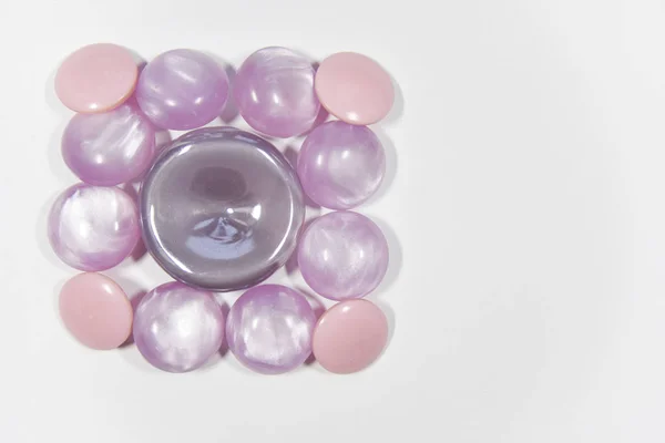 Botones púrpura de diferente forma y tamaño en el fondo blanco — Foto de Stock