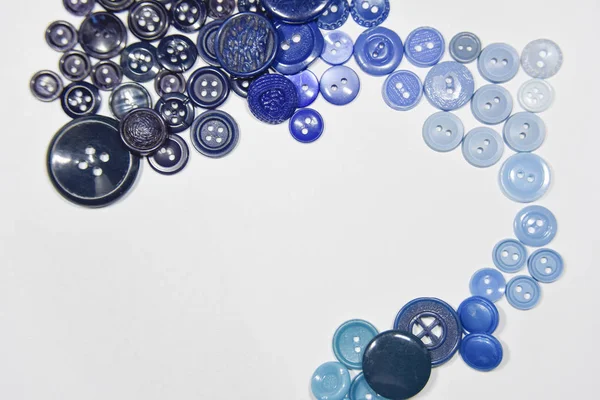 Kék gombok különböző alakú és méretű a fehér háttér — Stock Fotó