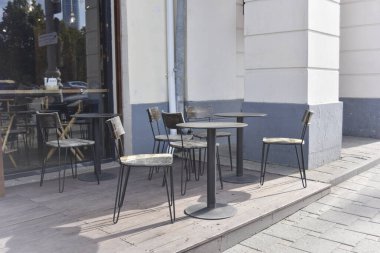 Şehrin orta kesiminde gündüz vakti boş bir sokak kafesi. insan kavramı yok.