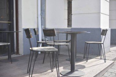 Şehrin orta kesiminde gündüz vakti boş bir sokak kafesi. insan kavramı yok.