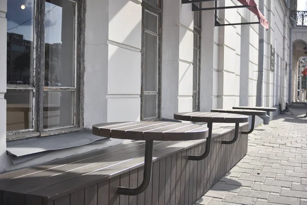 Şehrin orta kesiminde gündüz vakti boş bir sokak kafesi. insan kavramı yok.