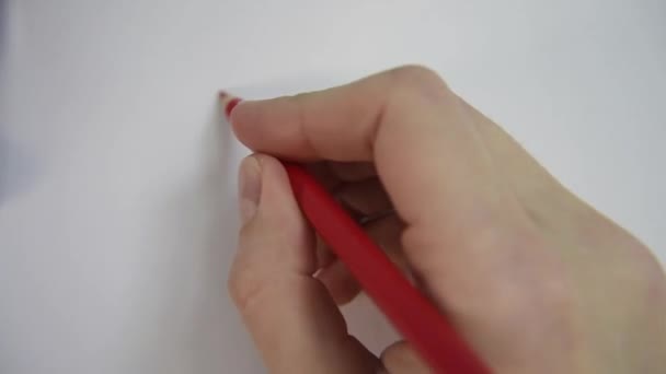 用红色铅笔写红字的手 — 图库视频影像