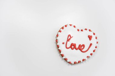 Zencefilli kurabiyeye daha yakından bak. Seçici odak, üst görünüm.