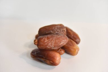 Beyaz arka planda birkaç kuru tarih var. seçici odak