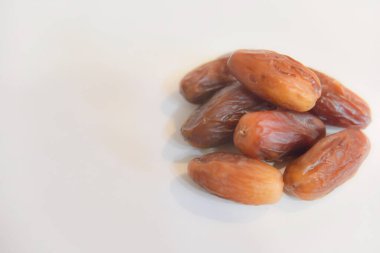 Beyaz arka planda birkaç kuru tarih var. seçici odak