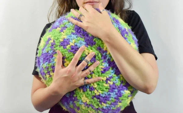 Mãos Femininas Abraçam Travesseiro Tricotado Conceito Psicologia — Fotografia de Stock