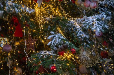 Noel oyuncaklarla süslenmiş ladin ve çelenklerle dolu