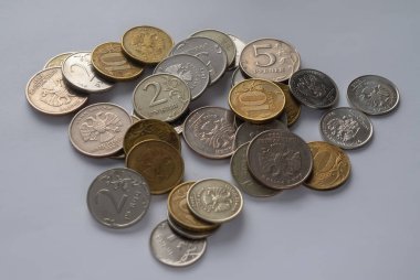 Rusya Bankası 'nın dağınık metal paraları gri bir sırt üzerindedir.