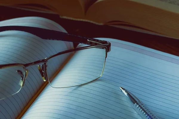 Viejo Cuaderno Gafas Pluma Suave Tinte Cálido — Foto de Stock