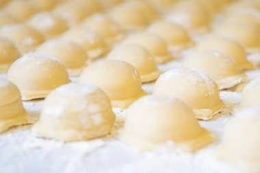 Çiğ hamur köftelerinin arka planı çok parlak.