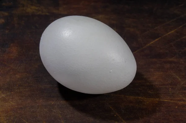 Huevo Gallina Blanca Cerca Huevo Pollo Una Vieja Tabla Oscura — Foto de Stock