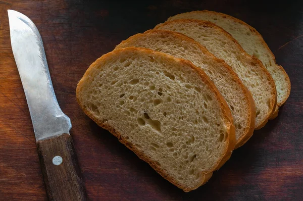 Snijd Gouden Sneetjes Brood Een Houten Snijplank Gesneden Gesneden Brood — Stockfoto