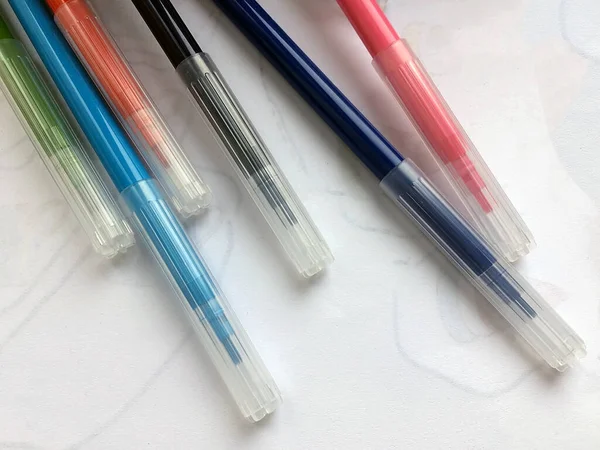 Stylos Feutre Multicolores Reposent Sur Papier Blanc Gros Plan — Photo