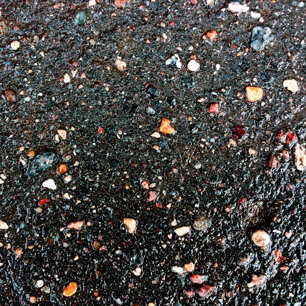 Tekstura Mokrego Asfaltu Małym Kolorowym Zgnieciony Kamień Widok Góry — Zdjęcie stockowe