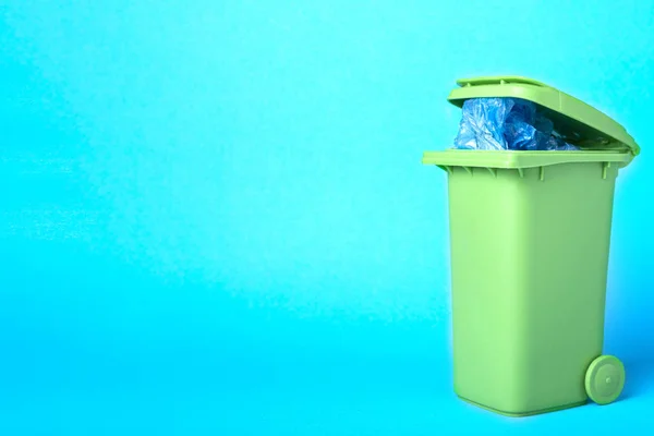 Müllcontainer mit Polyethylen auf blauem Hintergrund — Stockfoto