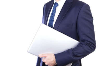 İşadamı beyaz arka planda dizüstü bilgisayar taşıyor.