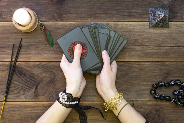 Fal kartları, tahtadan bir masada fal baktırmak için runik kartlar. Scrying aksesuarları. Yukarıdan görüntüle.