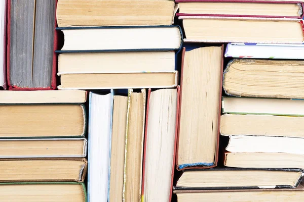 Eski ve kullanılmış kitaplar ya da yukarıdan görünen ders kitapları. Kitaplar ve okumalar kişisel gelişim için, kariyerlerimizde, iş hayatımızda ve özel hayatımızda bilgi ve başarı kazanmak için gereklidir.