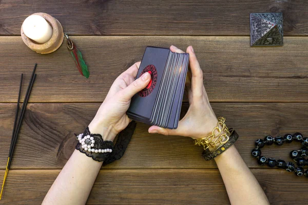 Fal kartları, tahtadan bir masada fal baktırmak için runik kartlar. Scrying aksesuarları. Yukarıdan görüntüle.