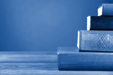 Klasik mavi renkte, 2020 modasına uygun birçok ciltli kitaptan basit bir kompozisyon. Ben okula geri dönüyorum. Boşluk Eğitimini Kopyala