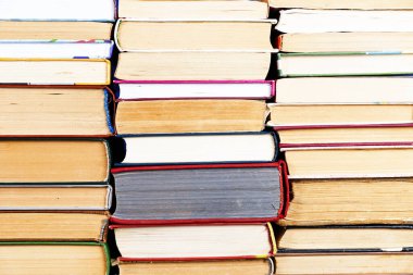 kitapların arka plan yığını. pek çok kitap yığınları