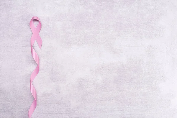 医疗保健和医学概念.灰色背景的粉色乳腺癌意识带,平坦的外层,顶视图 — 图库照片