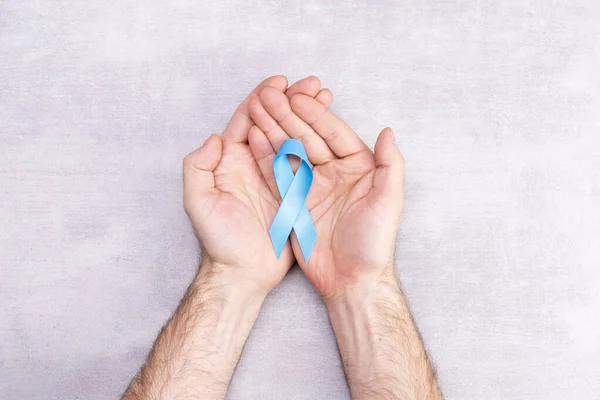 医疗保健和医学概念-男性对前列腺癌的认识蓝带，亚洲和肾上腺皮质癌，灰色背景，平铺，文本位置 — 图库照片