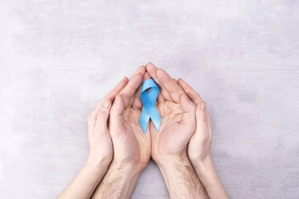 医疗保健和医学概念- -男性和女性对前列腺癌认识的蓝带，灰色背景下的亚洲和肾上腺皮质癌，平铺 — 图库照片
