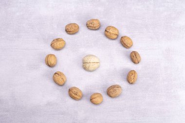 Cevizler sağlıklı beyin gıdalarını sever. İnsan beyninin şekli çember şeklinde ceviz çekirdekleri ile çevrilidir..