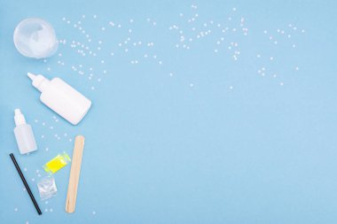 Evde sümük nasıl yapılır? Üretim için gerekli malzemeler. Çocuk sanat projesi. Diy kavramı. Çocukların elleri mavide sümük oyuncağı yapıyor. Adım adım fotoğraf talimatı