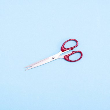 Mavi arkaplanda makas, üst görünüm