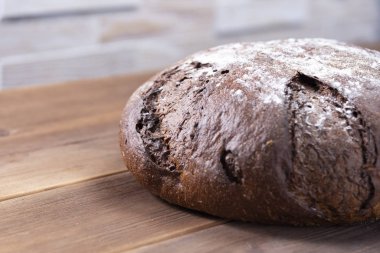 Ahşap masada taze pişmiş geleneksel ekmek.