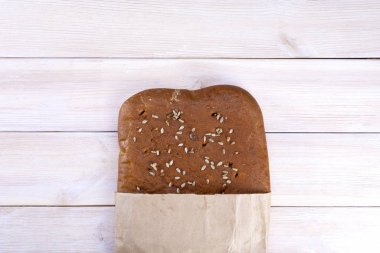 Ciabatta ekmeği, açık kırsal bir arka planda, kağıt torbada tohum.