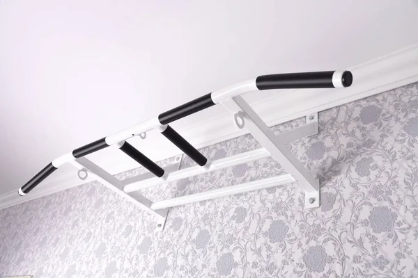 Barra horizontal blanca para pull-ups en casa — Foto de Stock