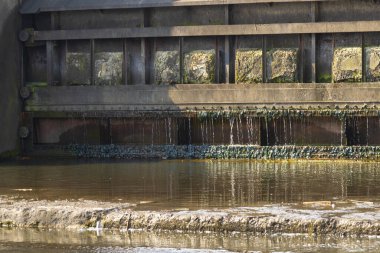 Su seviyesini ayarlamak için Avrupa 'nın bir şehrindeki bir nehirde küçük bir baraj..