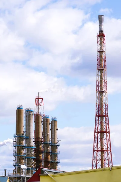 Auspuffrohre einer Chemiedüngeanlage — Stockfoto