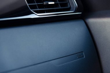 Modern bir arabanın yolcu koltuğunda hava yastığı simgesi