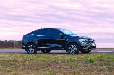 Minsk, Belarus - 25 Nisan 2020: Renault Arcana arabası gün batımında mavi gökyüzüne karşı