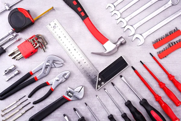 Coplete de herramientas de reparación sobre un fondo gris. Equipo para la construcción. Kit de herramientas de reparación. Vista desde arriba — Foto de Stock