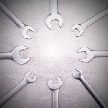 Metin için yeri olan gri arkaplan üzerindeki metal anahtarlar, üst görünüm.