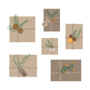 Doğal Noel hediyeleri vektör illüstrasyon seti. Doğa, son moda kahverengi organik ambalaj kağıdı ve ağaç dalları, koniler, meyveler ve fındıklarla süslenmiş ip. İzole edilmiş.