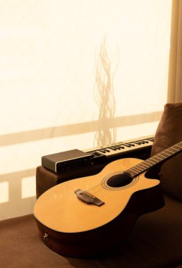 Evde müzik - 2 numaralı koltukta enstrümanlar