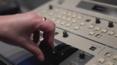 Yöneticiler televizyon uzaktan kumandası, el anahtarı değiştiriyor