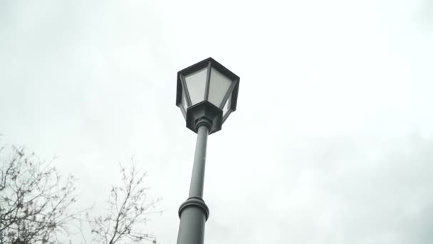 Lampadaire contre un ciel nuageux, temps pluvieux — Video