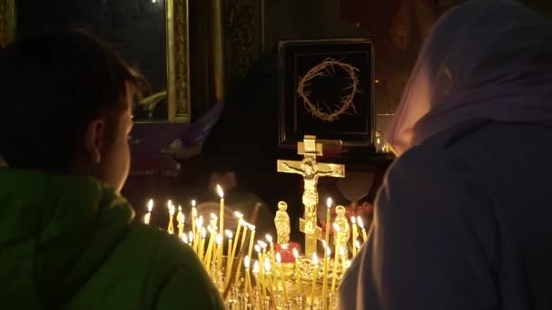 Candles in the church with his mother in the church — ストック動画