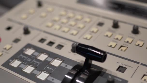 Directores de control remoto de televisión, conmuta a mano el interruptor de palanca — Vídeos de Stock