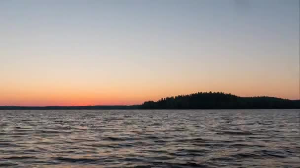 Amanhecer no lago, muito bonito — Vídeo de Stock