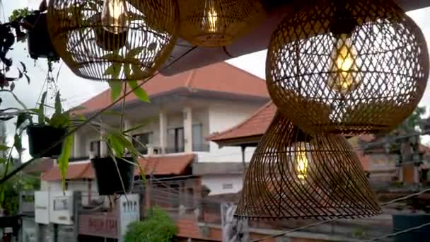 Un paralume di paglia sospeso ruota sullo sfondo di una casa di Bali Ubud — Video Stock