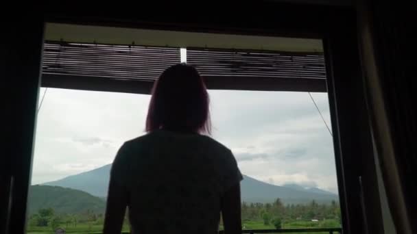 Ragazza apre tende vista del vulcano Agung sull'isola di Bali — Video Stock