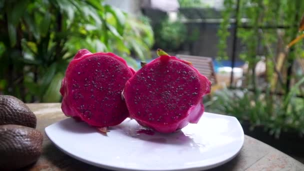 Frutas jazem em uma mesa na piscina de fundo dragão fruta, mangostão — Vídeo de Stock